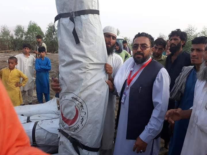 ریاست نماینده گی هلال احمر افغانی ننگرهار به تاریخ ۱۱ اسد ١٣٩٩ در ولسوالی خیوه این ولایت، برای ۱۳ فامیل که از اثر سیلاب های اخیر خانه های خود را از دست داده بودند، یک یک باب خیمه ( سر پناه ) به طور عاجل  توزیع نمود.