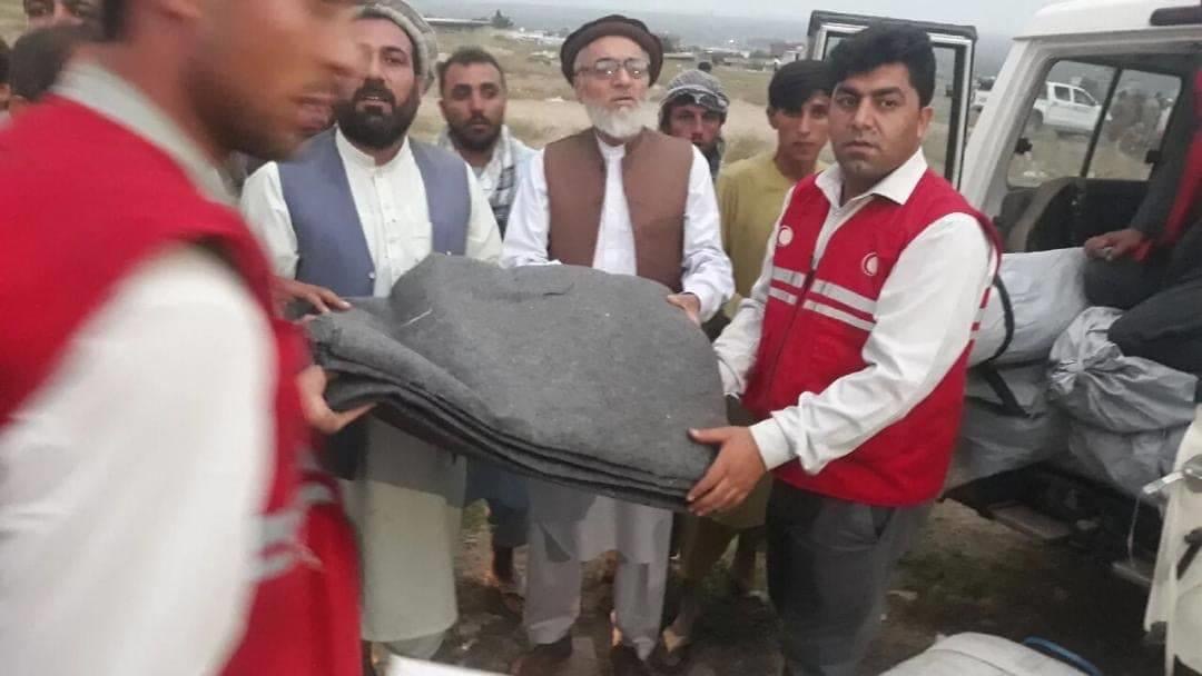 په پروان کې له ۲۸سیلاب ځپلیو کورنیو سره د افغاني سرې میاشتې ټولنې مرسته