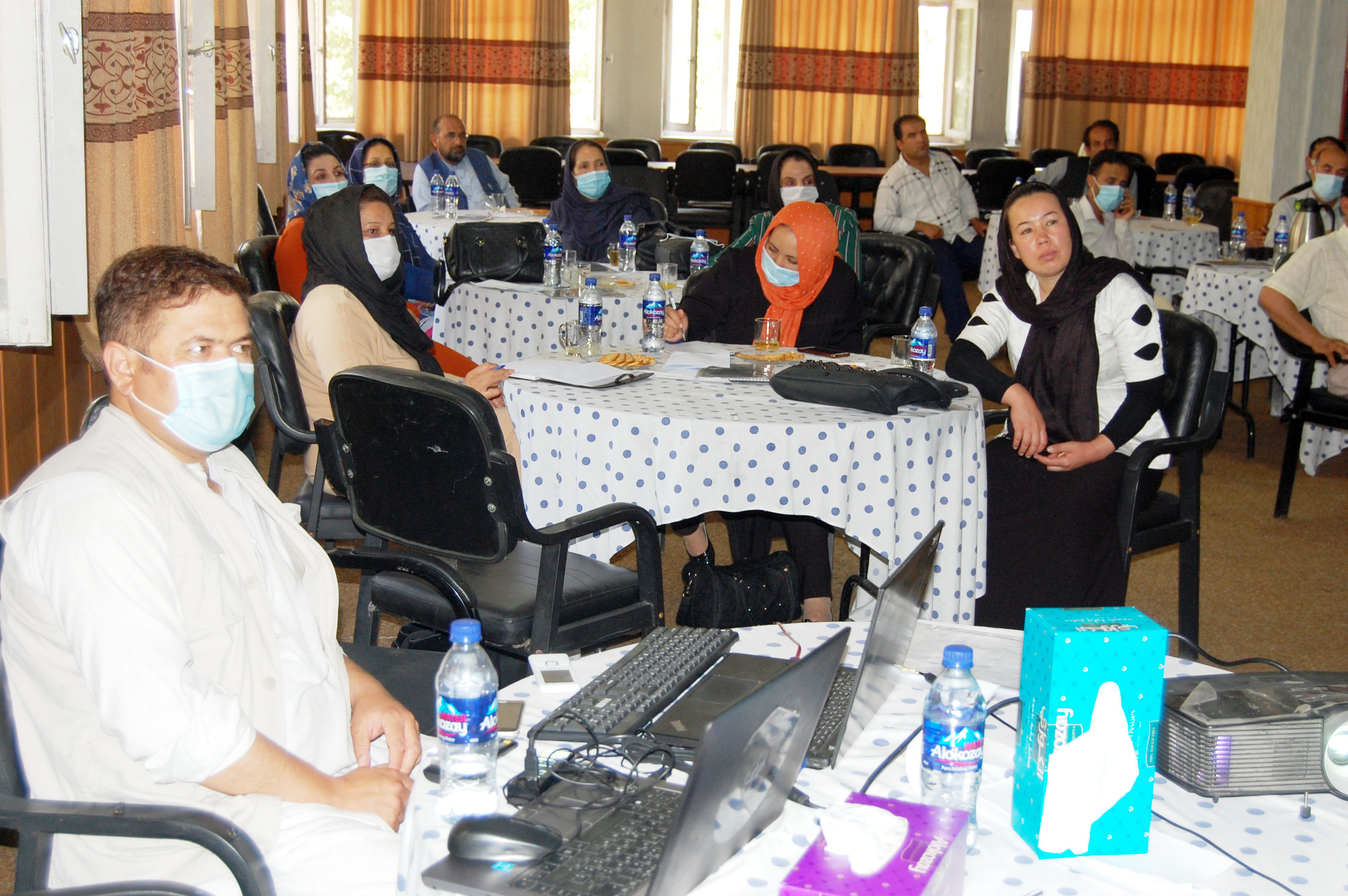 ورکشاپ سه روزه وقایه از انتان ویروس کویدـ۱۹ برای داکتران و کارمندان کلینیک های ثابت سره میاشت در ولایت کابل از طرف ریاست خدمات صحی جمعیت ملی با حمایت صلیب سرخ کشور ناروی؛ به تاریخ ۲ سنبله ۱۳۹۹ در دفتر مرکزی تدویر نمود....