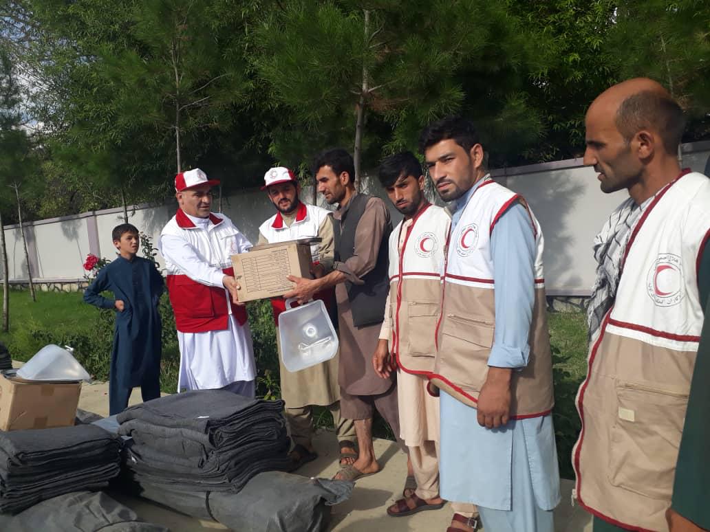 مساعدت جمعیت هلال احمر افغانی برای 30 خانواده در ولایت کاپیسا!