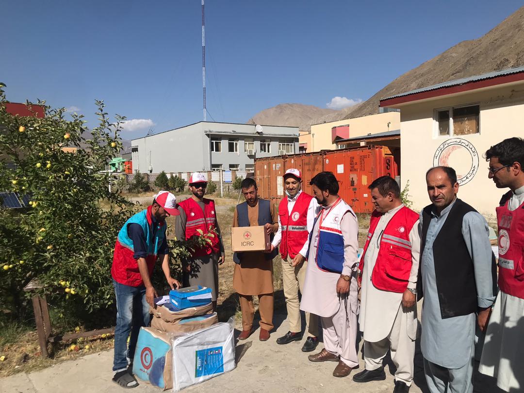 مساعدت جمعیت هلال احمر افغانی برای 17 خانواده در ولایت پنجشیر!
