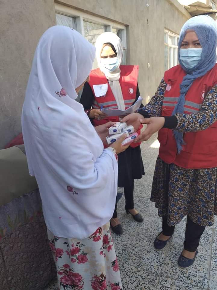 د کابل ښار په بیلابیلو سیمو کې ” ١٠٠٠ “ اړمنو کورنیو ته د صابونونو ویش!