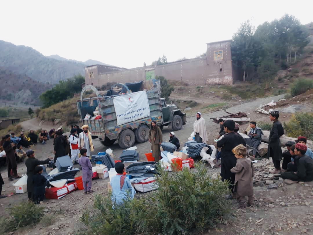 په لوګر ولایت کې له ” ۵۴ “ سیلاب ځپلیو کورنیو سره د افغاني سرې میاشتې ټولنې مرسته!