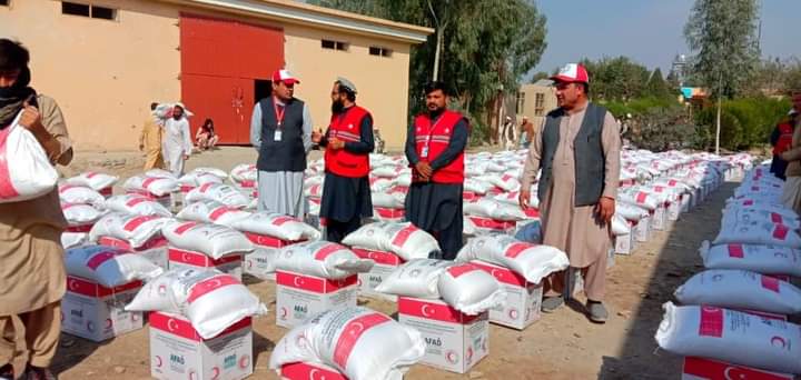 په ننګرهار ولایت کې له ٤٠٠ اړمنو کورنیو سره د افغاني سرې میاشتې ټولنې مرسته!