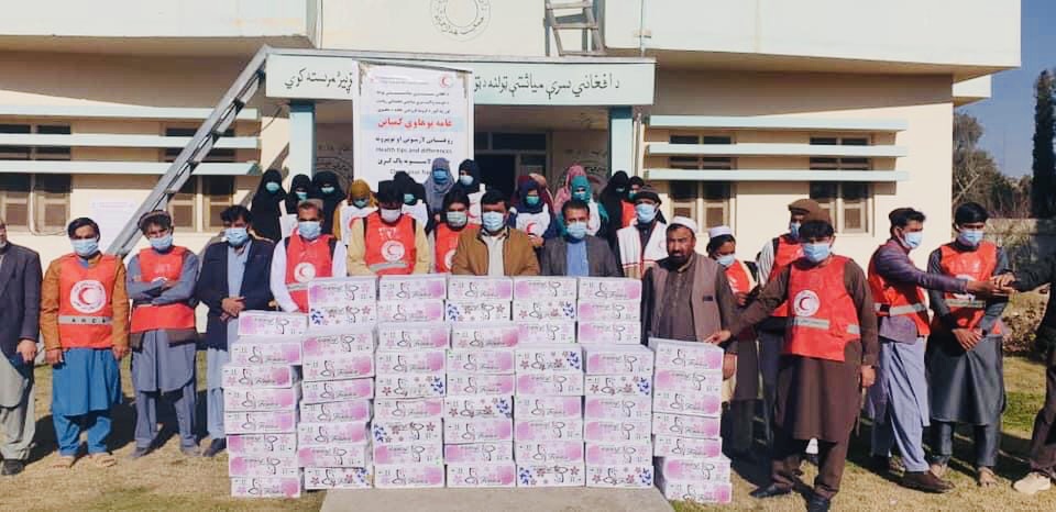 په پکتيکا او خوست ولايتونو کې د افغاني سرې مياشتې ټولنې له لوري ۲۰۰۰ کورنيو ته د لاس منځلو صابونونه و ویشل شول!!!