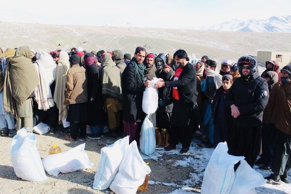 په وردګو کې له ۳۵۰ کورنیو سره د افغاني سرې میاشتې ټولنې مرسته!!