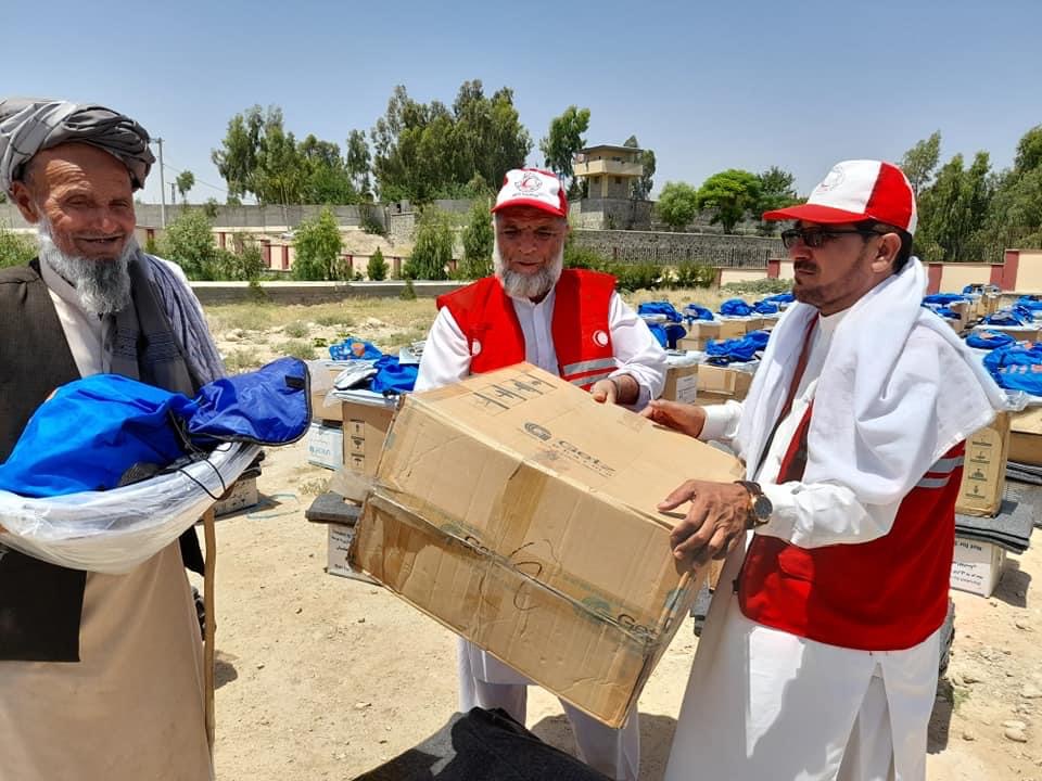 په لغمان ولایت کې له «٢٦١» بې ځایه شویو کورنیو سره د افغاني سرې میاشتې ټولنې مرسته!