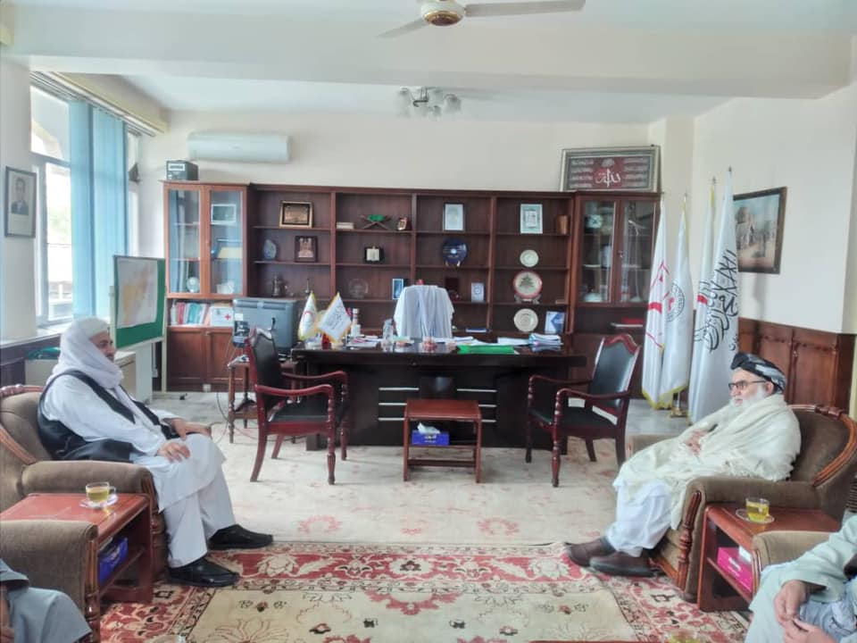 محترم مولوی مطیع الحق خالص، سرپرست ریاست عمومی جمعیت هلال احمر افغانی با محترم شیخ مولوی عبدالباقی حقانی، سرپرست وزارت تحصیلات عالی امارت اسلامی افغانستان ملاقات نمود.