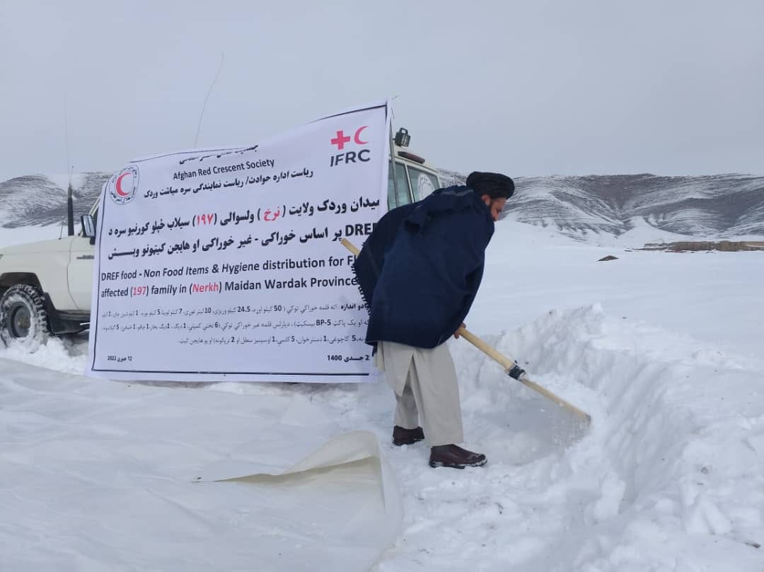 محترم مولوي الياس خيل ناصري رئيس ساحوي جنوب غرب مركزي جمعيت هلال احمر افغاني در جريان توزيع كمك هاي بشردوستانه براي نيازمندان در ولايت ميدان وردك با دستان خود برف را پاك ميكند.