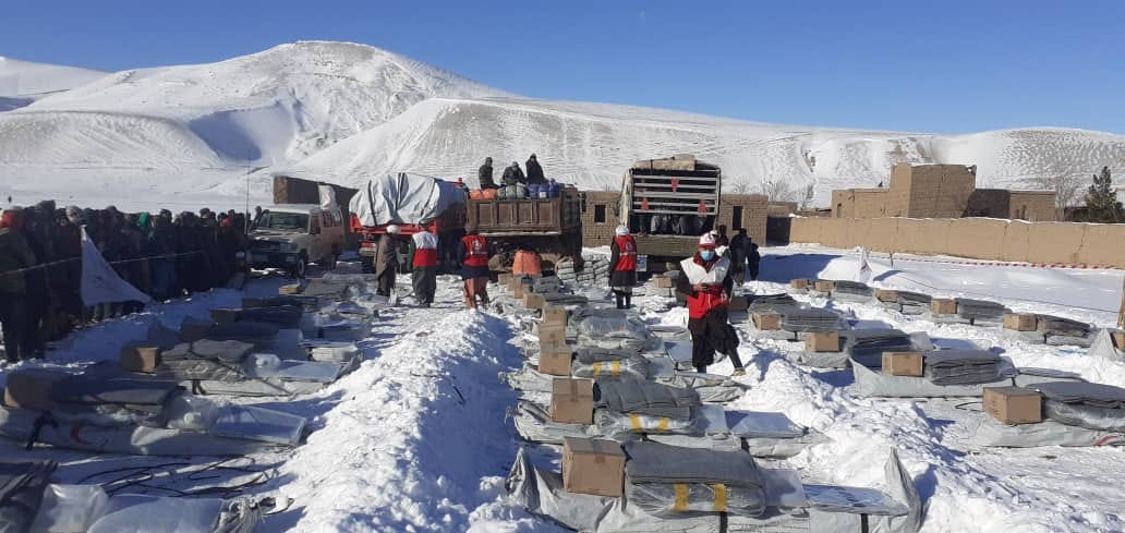 فاميل هاي متضرر ناشي از زمين لزره در ولايت بادغيس از مساعدت هاي بشردوستانه جمعيت هلال احمر افغاني مستفيد گرديدند!
