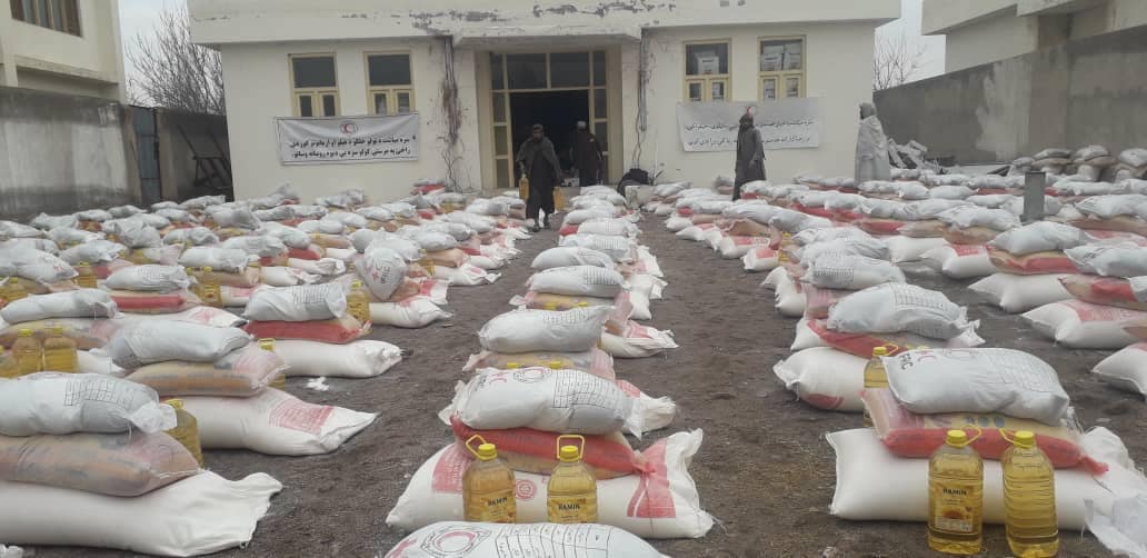 ارزګان کې ۸۵۰ اړمنو کورنیو سره د افغاني سرې میاشتې له لوري مرسته وشوه!