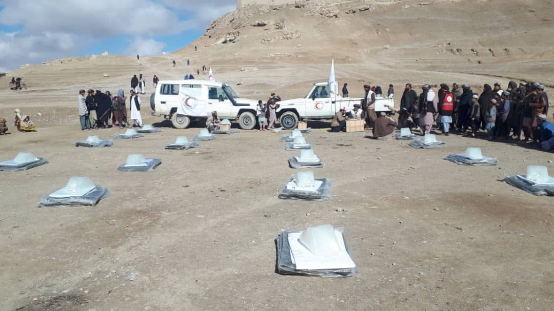 جمعيت هلال احمر افغاني براي ٢٢ فاميل متضرر ناشي از باران ها مواد غير غذايي مساعدت نمود!