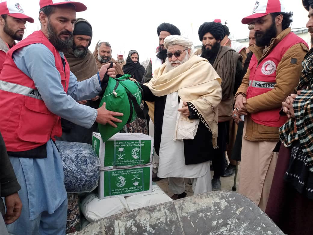 جمعيت هلال احمر افغاني براي ١٦٣ خانواده در ولايت وردگ كمك هاي بشردوستانه بنياد خيريه ملك سلمان را مساعدت نمود!