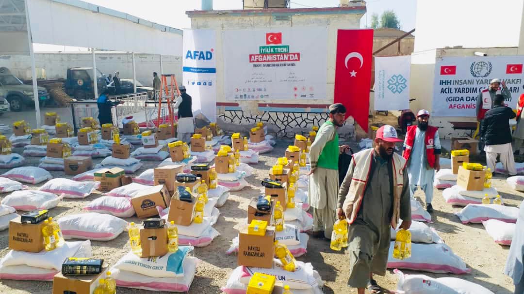 توزیع مواد غذایی وغیر غذایی جمعیت هلال احمر افغانی در ولایت کندهار!
