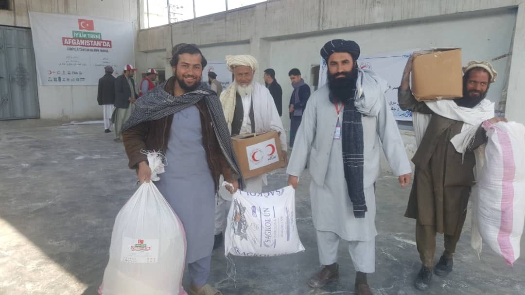 ننګرهار کې د افغاني سرې میاشتې له لوري ۳۰۰ کورنیو ته مرسته وویشل شوه!