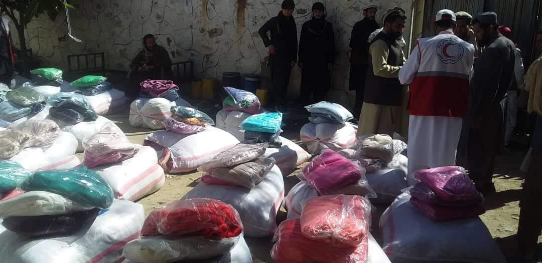جمعیت هلال احمرافغانی در ولایت نورستان برای ۴۰۰ خانواده نیازمند البسه زمستانی توزیع نمود!