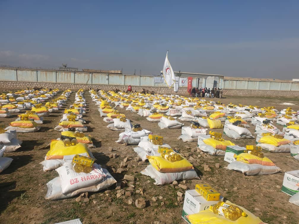 براي ٣٠٠ فاميل در ولايت سمنگان از طرف جمعیت هلال احمر افغانی مساعدت توزيع گردید !