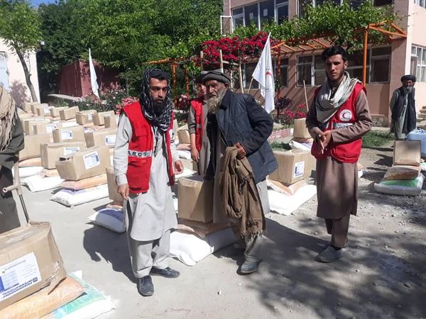 جمعیت هلال احمر افغانی به ۵۰۰ خانواده نیازمند ولایت پروان مواد غذایی مساعدت نمود!