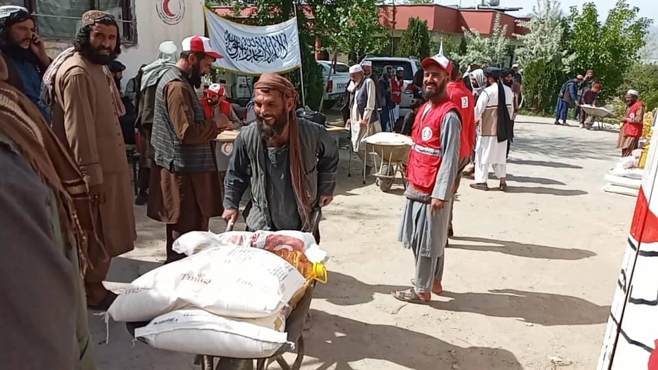 جمعیت هلال احمرافغانی برای ۳۰۰ خانواده در ولایت میدان وردګ مساعدت نمود!