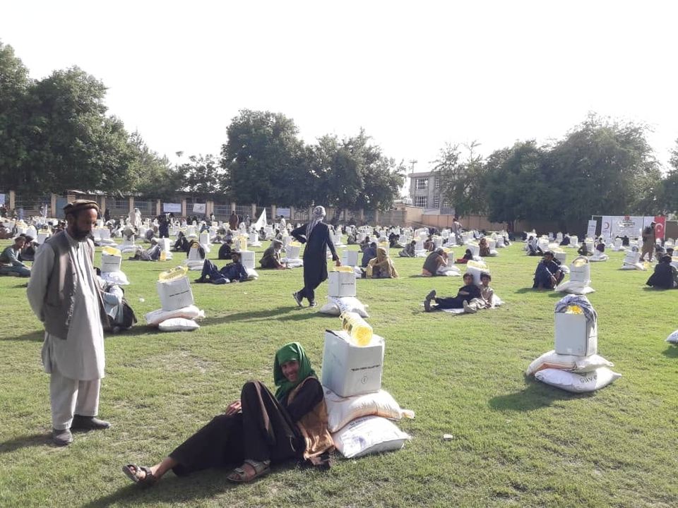 جمعیت هلال احمرافغانی برای ۳۰۰ خانواده در ولایت تخار مساعدت نمود!