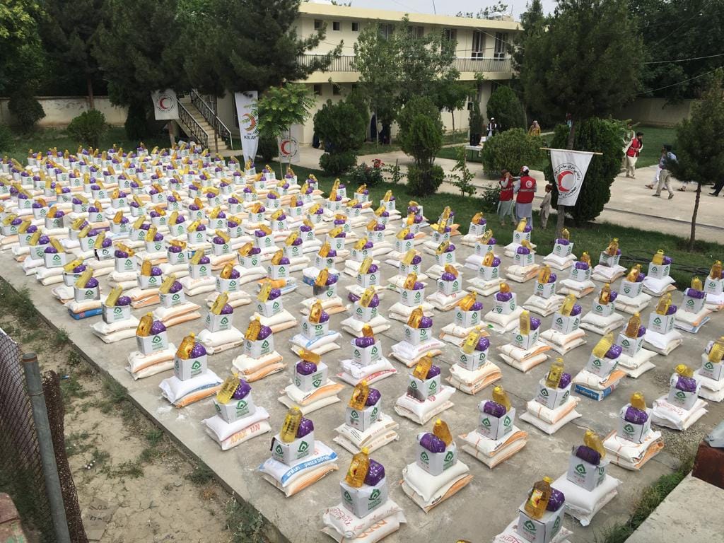 هلال احمرافغانی در ولایت بلخ برای ۳۰۰ خانواده نیازمند مساعدت نمود!