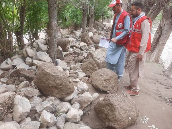 هلال احمر افغانی در ولایت پروان برای خانواده های سیلاب زده مساعدت توزیع نمود!