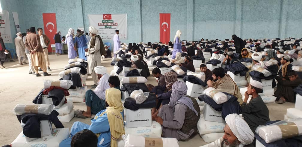 جمعیت هلال احمرافغانی برای ۳۰۰ خانواده در ولایت نیمروز مساعدت نمود!