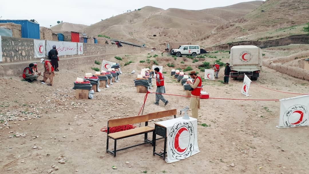 از طرف هلال احمرافغانی در ولایت بلخ برای ۱۸ خانواده سیلاب زده مساعدت صورت گرفت!