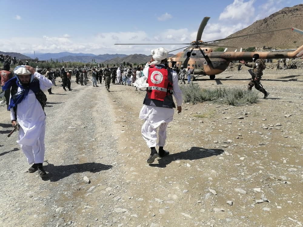 پرستاران، کارمندان و رضاکاران هلال احمر افغانی همین اکنون در خدمت آسیب دیده گان زلزله در ولسوالی گیان ولایت پکتیکا قرار دارند.