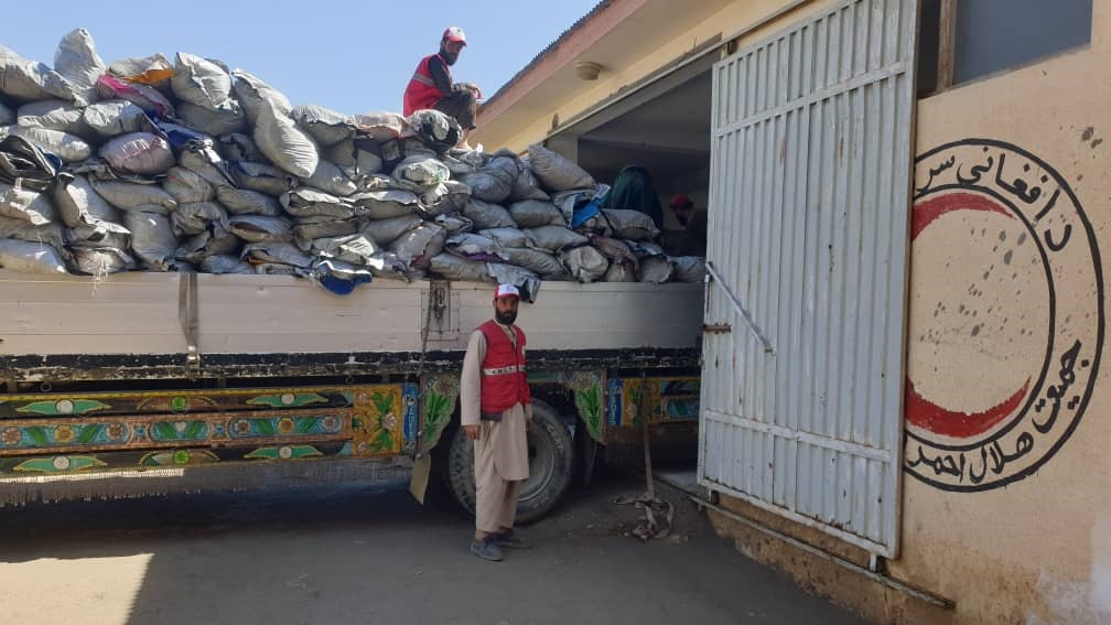 هلال احمر افغانی در ولایت پکتیا از گدام خویش انتقالات را به منظور کمک های عاجل به خانواده های متضرر از زلزله در ولسوالی سپیره ولایت خوست آغاز نمود.