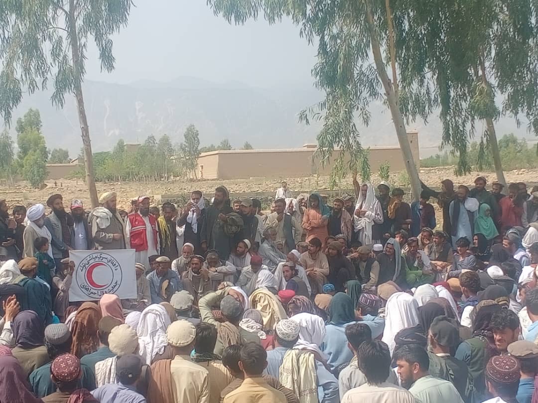 جمعیت هلال احمر افغانی در ولایت ننگرهار برای ۷۵۰ خانواده مستحق نیاز مند ۸ قلم مواد غذایی مساعدت کرد!