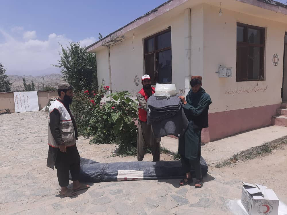 جمعیت هلال احمر افغانی در ولایت میدان وردک برای یک خانواده مساعدت نمود!