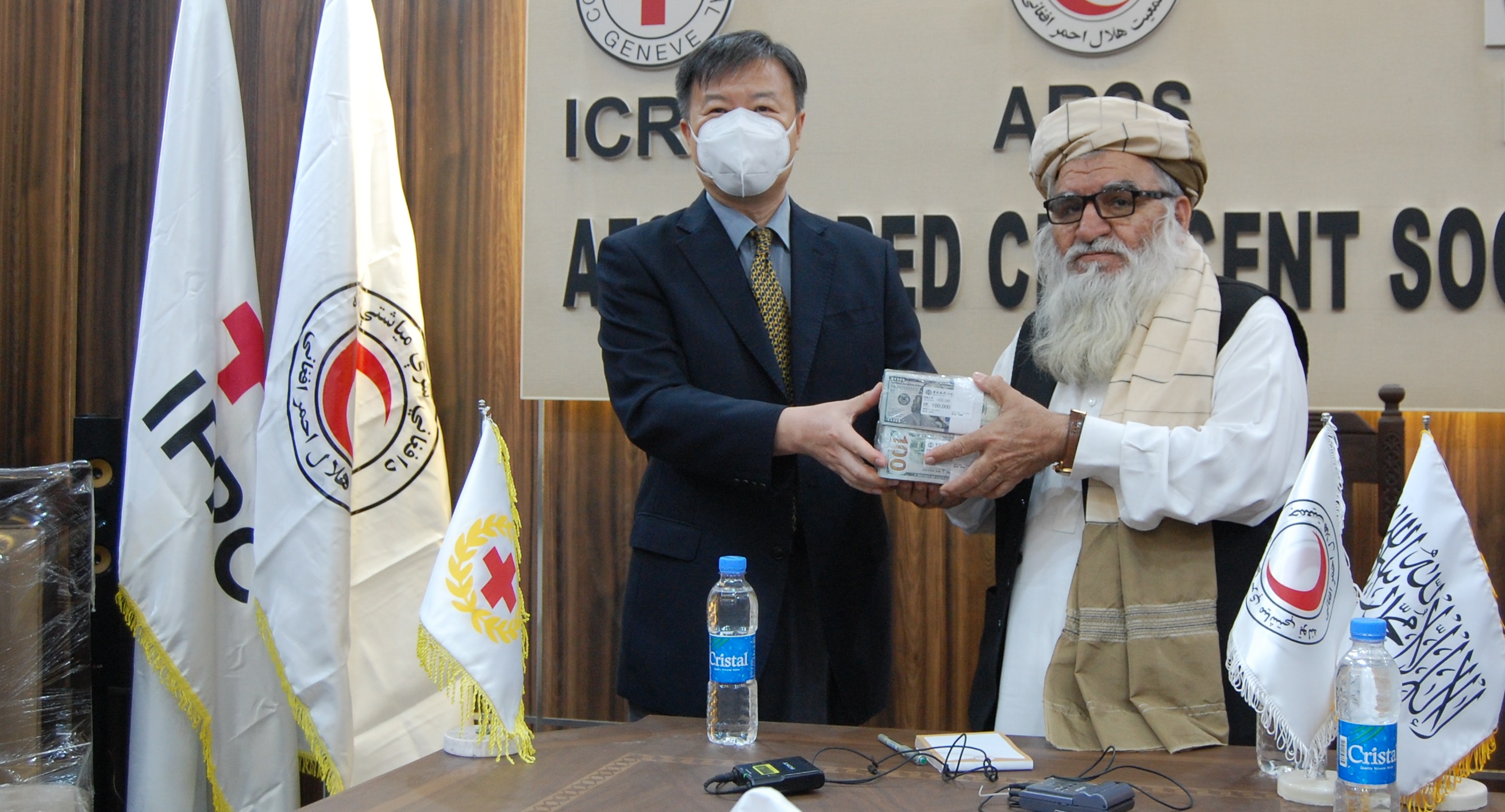 چین له زلزله ځپلو سره د مرستې په موخه افغاني سرې میاشتې ته ۱۸ ټنه توکي او دوه سوه زره امریکایي ډالر وسپارل!