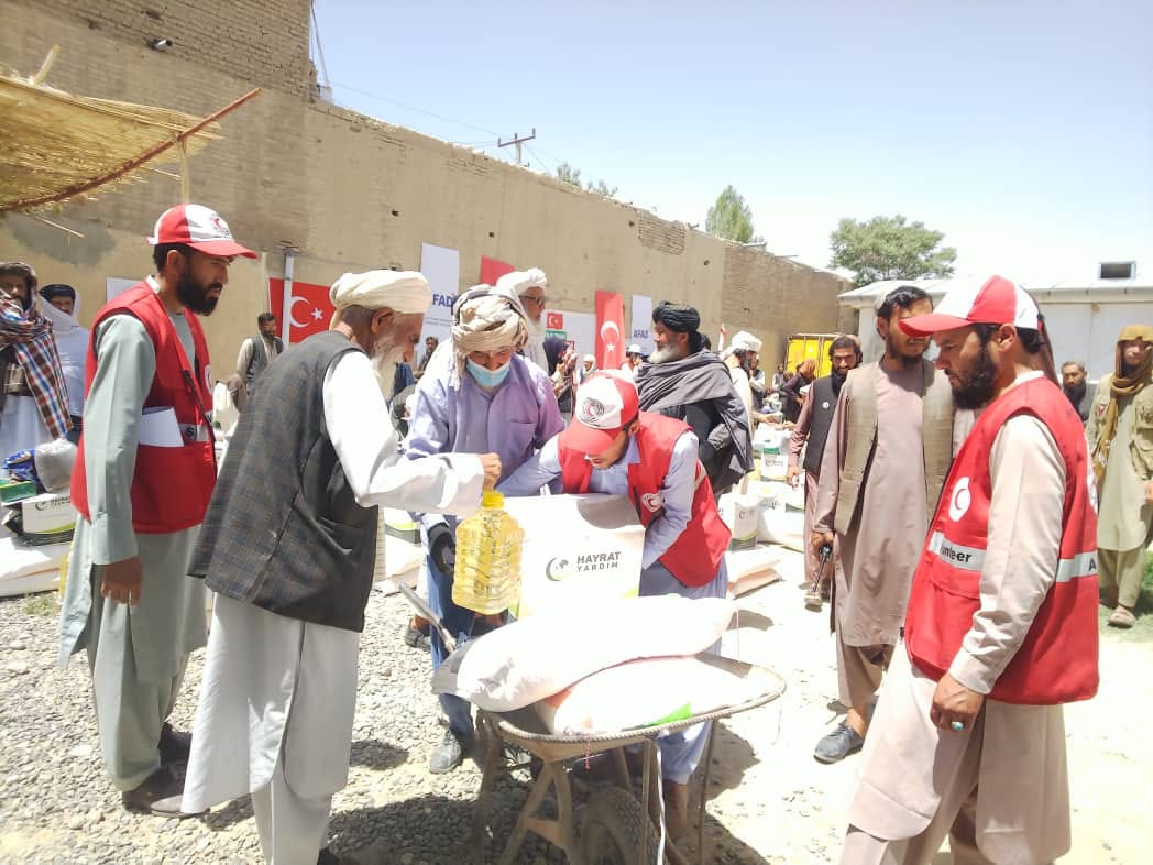 په غزني ولایت کې د افغاني سرې میاشتې ټولنې له لوري 150 سیلاب ځپلو کورنیو ته مرسته ووېشل شوه!