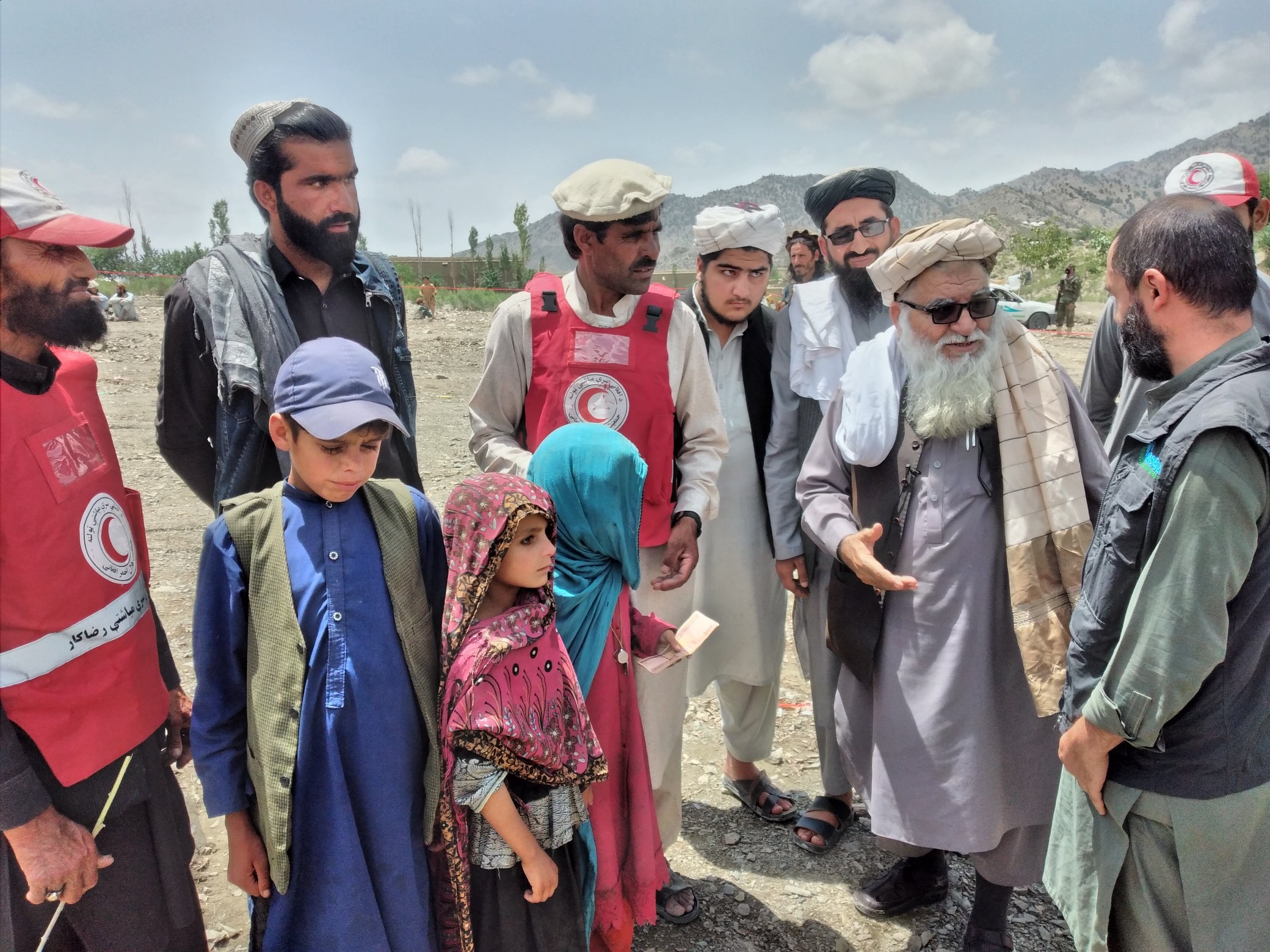 د افغاني سرې میاشتې سرپرست عمومي رییس خالص د پکتیکا ولایت ګیان ولسوالۍ ته د شهیدانو شویو وګړو یتیمانو ته نغدي مرسته وویشله!