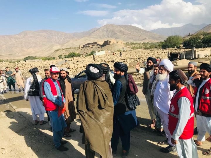 ‏ پروان کې د سیلاب ځپلو کورنیو د لاسنیوي په موخه د افغاني سرې میاشتې مرستیال د شینوارو او سیاګرد په ولسوالیو کې د سیلاب ځپلو سیمو له نېږدې لیدنه وکړه!