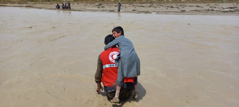 سیلاب های سنگین در ولسوالی سپین بولدک ولایت قندهار زمین ها، باغ ها، مزارع و خانه های مردم را خسارات بيشتر وارد نموده است.