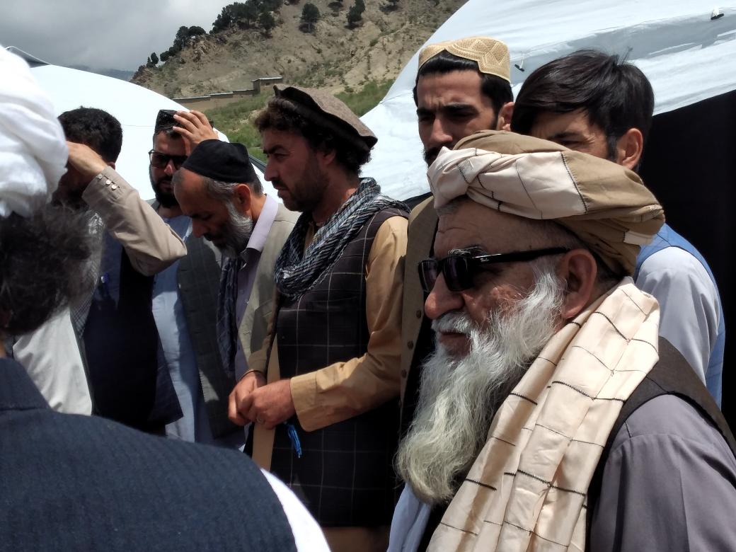 د افغاني سرې میاشتې سرپرست عمومي رییس د پکتیکا ولایت په ګیان ولسوالۍ کې زلزله ځپلو سیمو ته سفر وکړ او د زلزلې له امله د شویو شهیدانو وارثینو او قومي مشرانو ته یې د فاتحې تر څنګ له نوموړو سره په لیدنه کې د زلزله ځپلو سیمو ستونزې او اړتیاوې واورېدې!