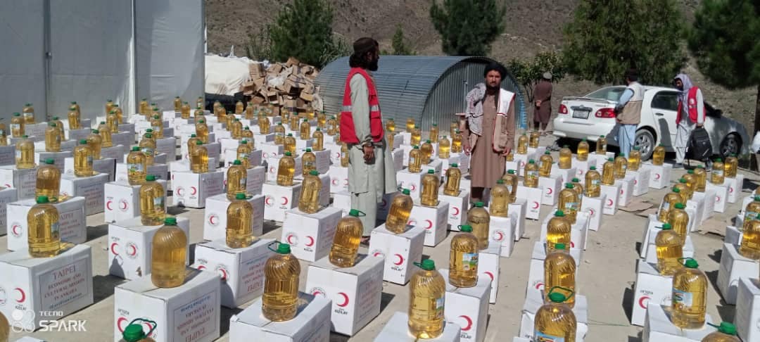 د افغاني سرې میاشتې له لوري خوست ولایت کې 400 زلزله ځپلو کورنیو ته مرسته ووېشل شوه!