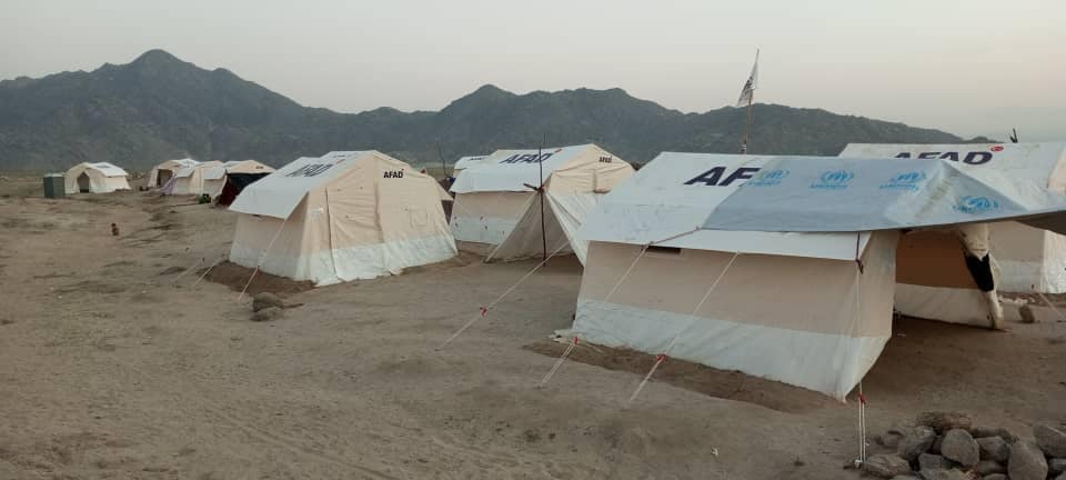 هلال احمر کمپ برای سیلاب زده گان در ولایت لغمان ساخت!