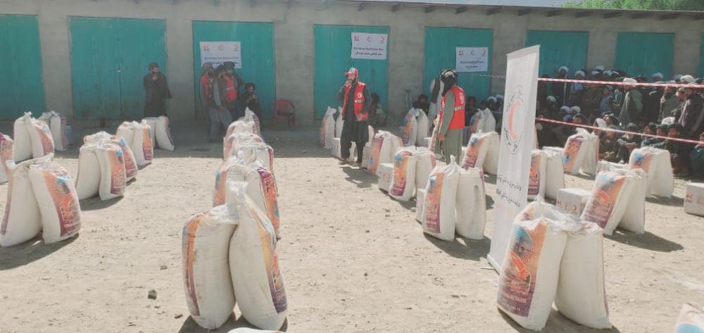 افغاني سرې میاشتې په باغران ولسوالۍ کې ۳۰۰ سیلاب ځپلو کورنیو ته د خوراکي توکو مرسته ووېشله!