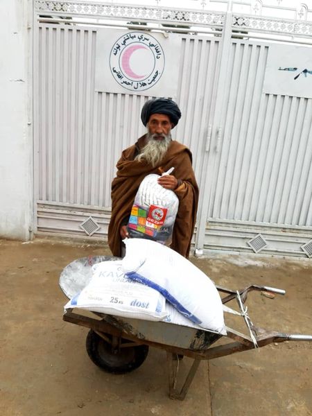 جمعیت هلال احمرافغانی در ولایت جوزجان به تعداد ۱۰۰۰ خانواده نیازمند را تحت پوشش مساعدت های خویش قرارداد!