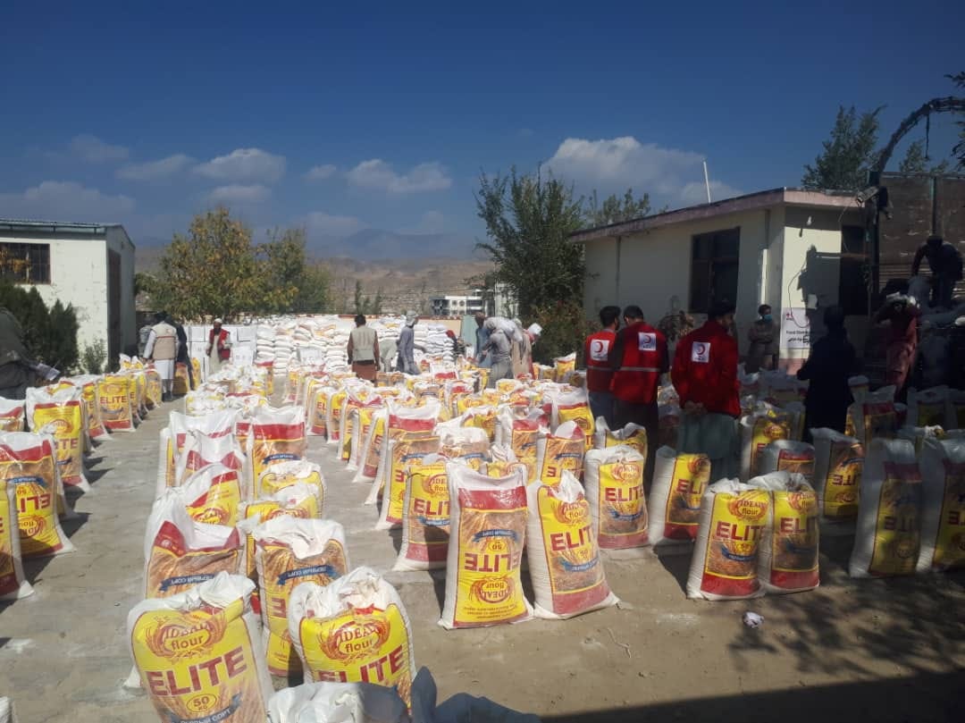 جمعیت هلال احمر افغانی در ولایت های میدان وردگ ولوگر همرای ۱۰۰۰ خانواده سيلاب زده مساعدت کرد!