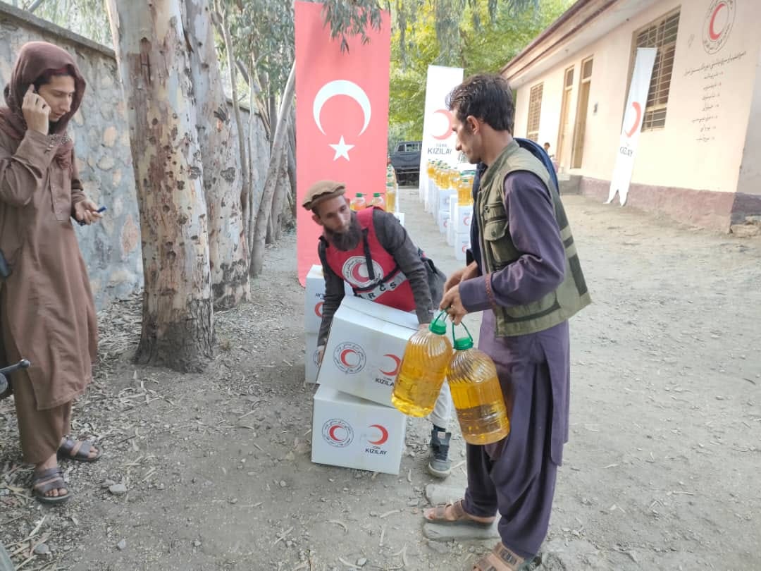  افغاني سرې میاشتې ټولنې د ننګرهار ولایت دره نور ولسوالۍ کې ۲۰۰ زلزله ځپلو کورنیو ته خوراکي توکي وویشل