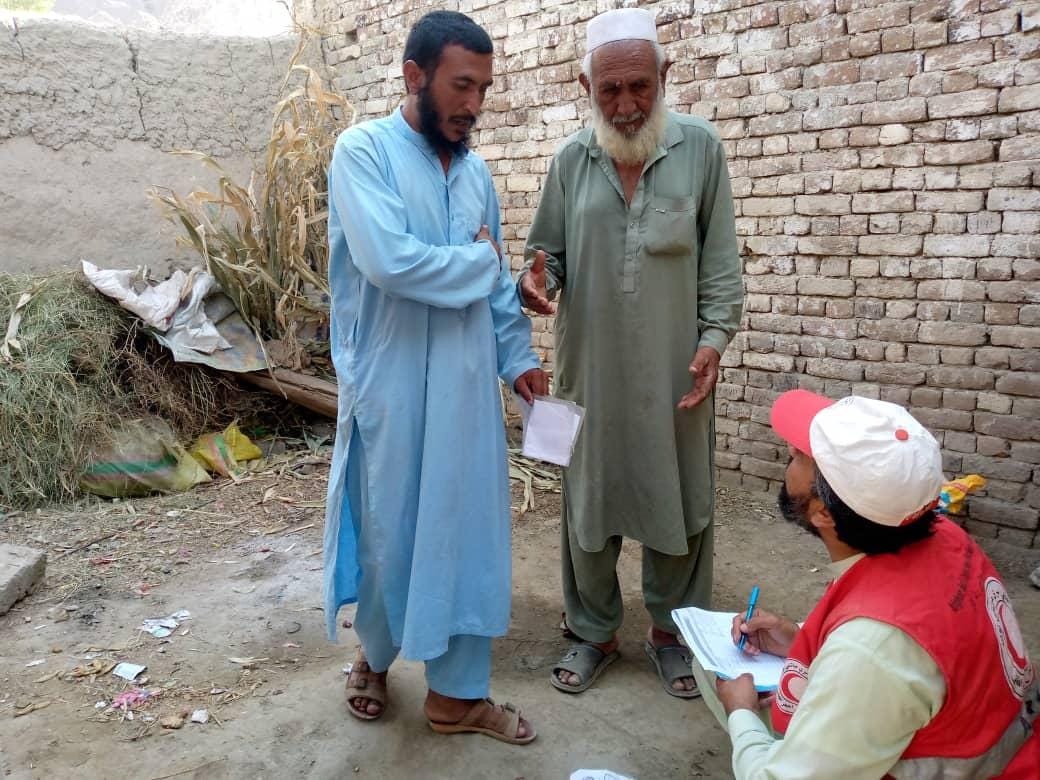 هلال احمر افغانی برای ۵۰۰ خانواده فقیر و نیازمند در ولسوالی بتی کوت ولایت ننگرهار کارت های مواد کمکی توزیع نمود!