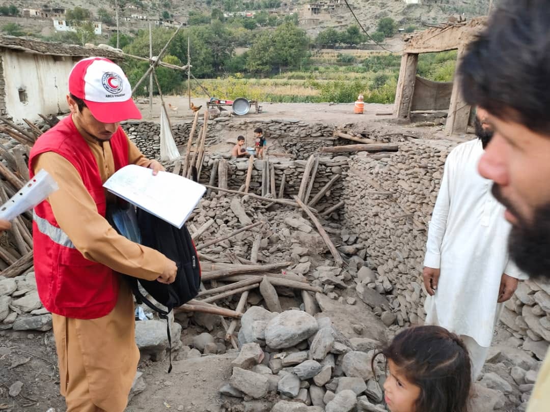 سروی ۱۰۰ خانواده زلزله زده در ولسوالی دره نور توسط هلال احمر افغانی تکمیل شد!