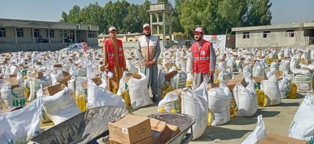 هلال احمر افغانستان برای ۱۰۰۰ خانواده فقیر در ولایات کنر و ننگرهار مواد غذایی توزیع نمود!