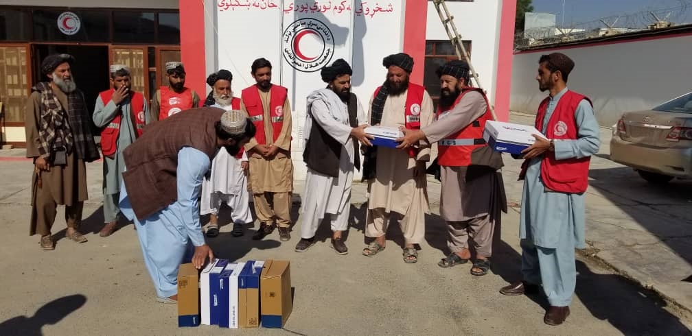 د افغاني سرې میاشتې له لورې رضاکارانو ته د ستاينې په موخه بوټان وویشل شول!