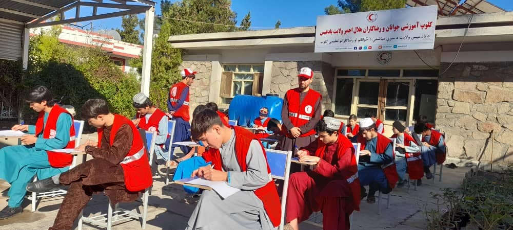 د افغاني سرې میاشتې له لورې په بادغيس ولايت کې له زده کوونکو د کمپیوټر ازموینه واخیستل شوه!