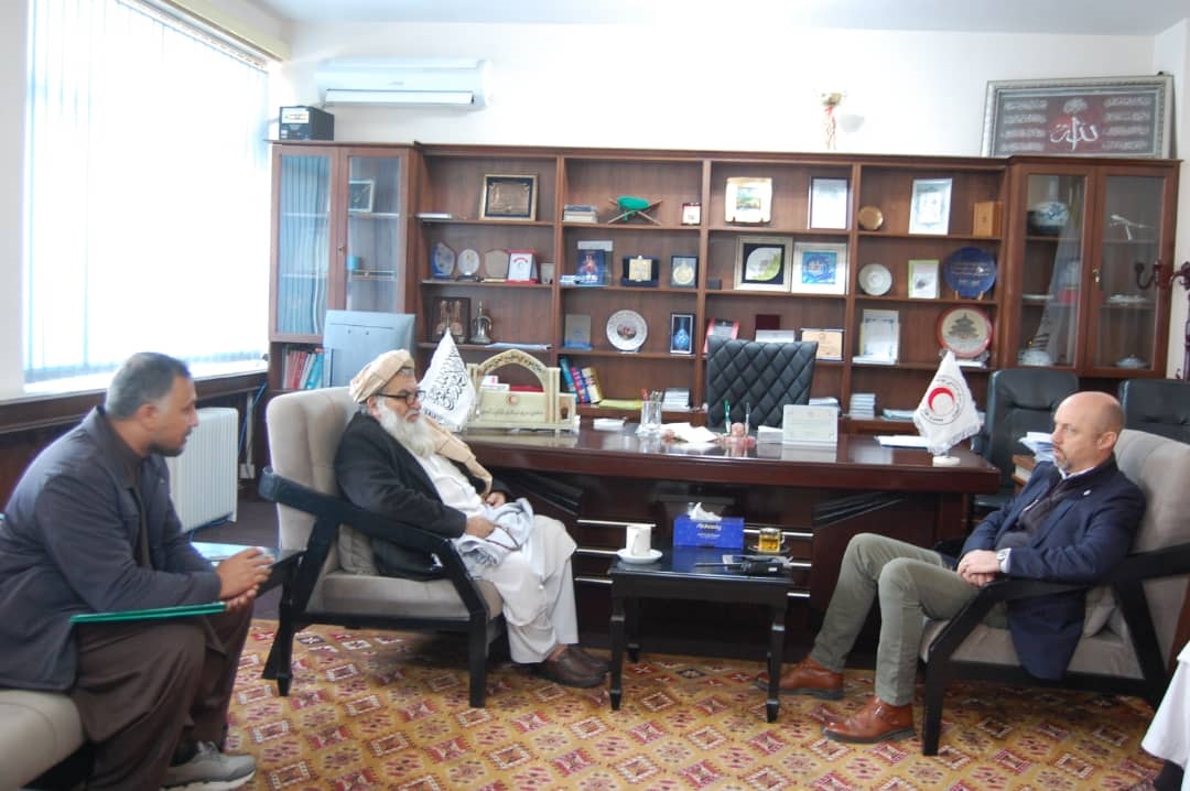 د افغاني سرې میاشتې سرپرست عمومي رئیس کې د سور صلیب د نړیوالې کمیټې له مسؤل سره په خپل کاري دفتر کې ولیدل!